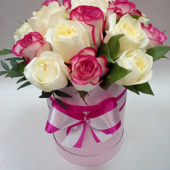 Белые и розовые розы в шляпной коробке