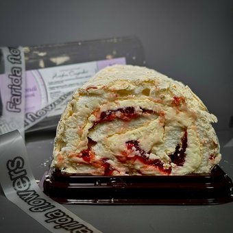 Меренговый рулет с клубникой 620г.