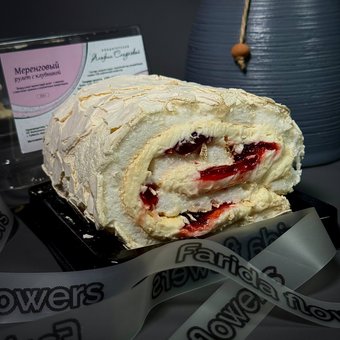 Меренговый рулет с клубникой 310 г.