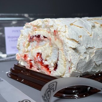 Меренговый рулет с клубникой 620г.