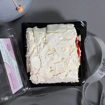 Меренговый рулет с клубникой 310 г.