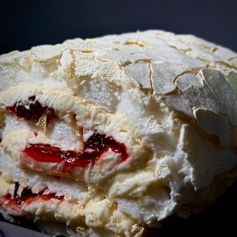 Меренговый рулет с клубникой 310 г.